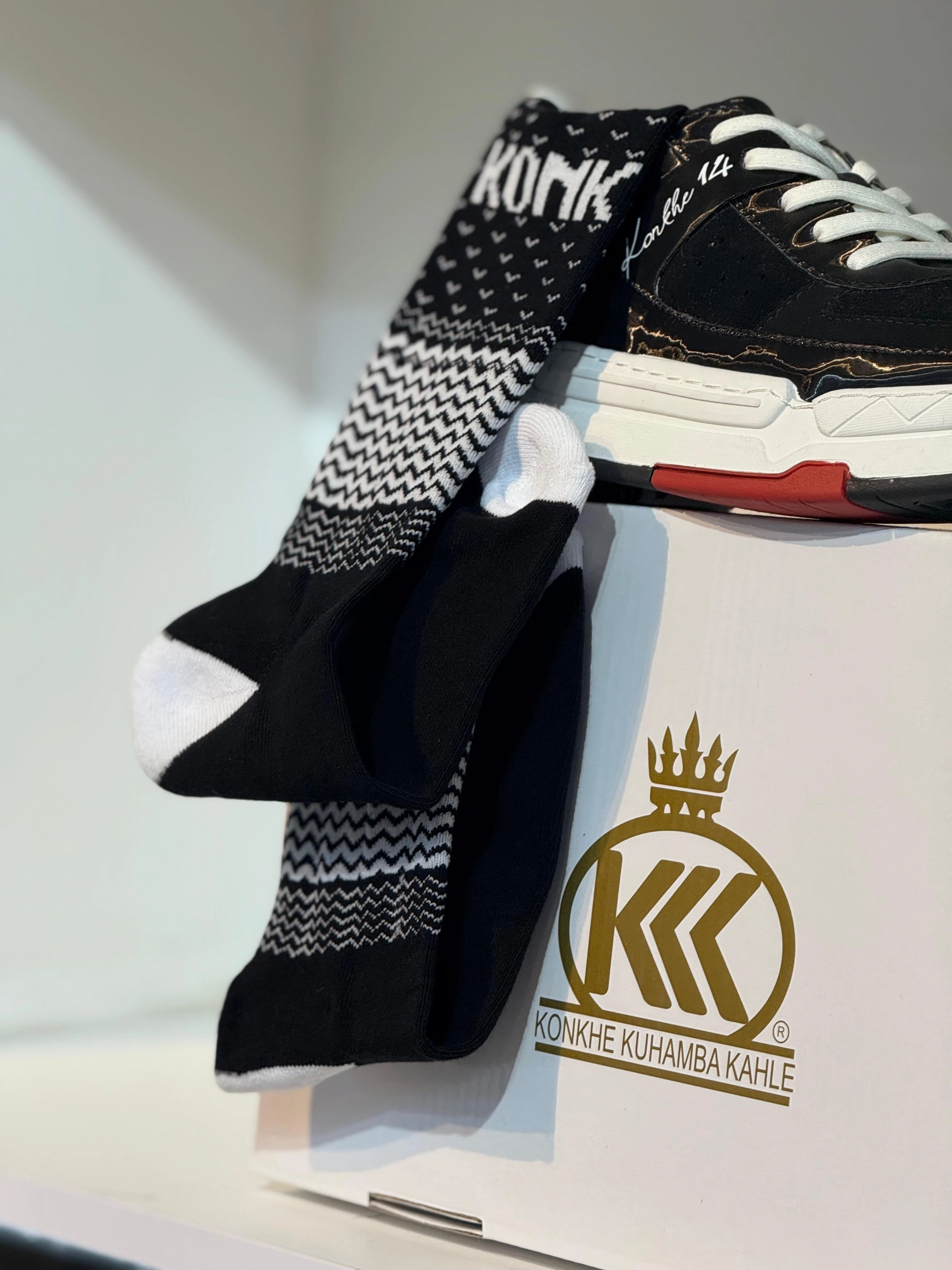 Konkhe 14 unisex socks- Black & White